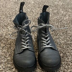 Dr. Martens Kids Boots in Black with Gray Laces
